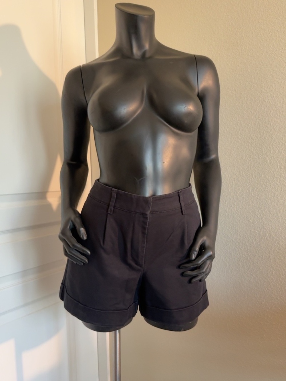 H&M Black Stretch Cotton Tailored Chino Shorts – US 8 / EUR 38